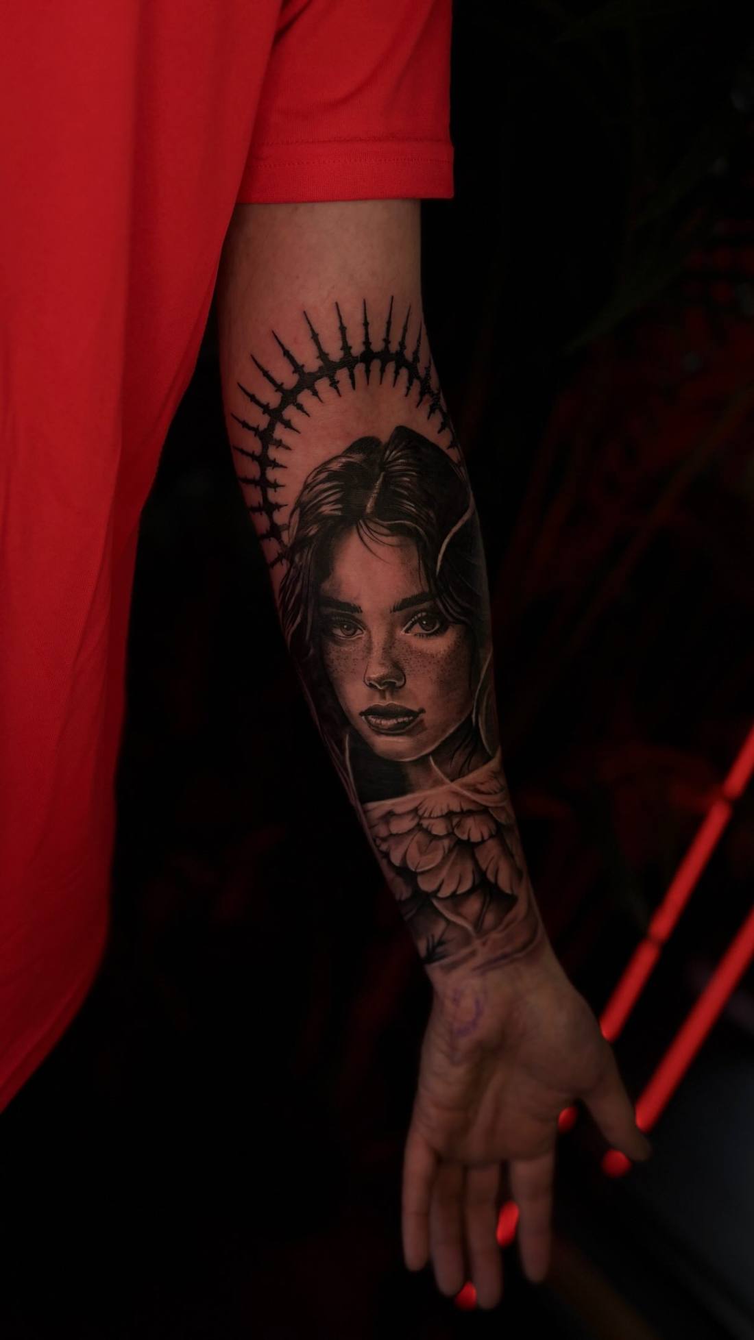 Woman's portrait framed by a halo of thorns